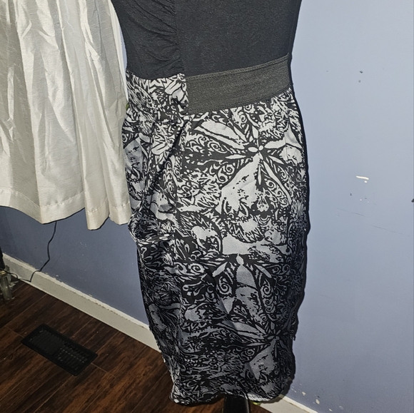 3/20.00. O'flux dress - Picture 4 of 7